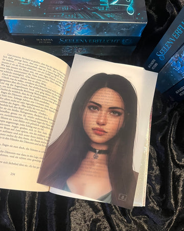 Das Page Overlay zeigt das Porträt der weiblichen Hauptfigur des Buches "Seelenverflucht". Lexi hat langes, braunes Haar. Sie trägt ein Band mit einem Anhänger um den Hals, der ein Pentagramm.